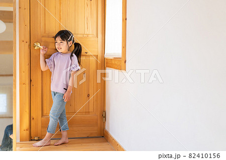 おうちで遊ぶ女の子 82410156