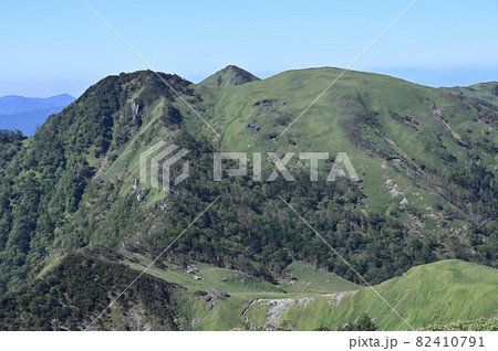 四国で最も美しい「三嶺(みうね、さんれい)」山地の西熊山から天狗塚、天狗峠を望む 四国で最も美しい「三嶺(みうね、さんれい)」山地の西熊山から天狗塚、天狗峠を望む 82410791