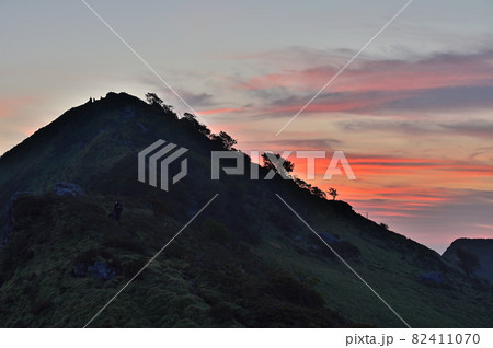 四国で最も美しい山「三嶺(みうね、さんれい)の夕焼け 四国で最も美しい山「三嶺(みうね、さんれい)の夕焼け 82411070