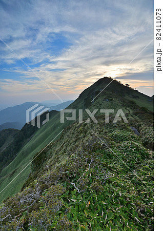 四国で最も美しい山「三嶺(みうね、さんれい)の夕焼け 四国で最も美しい山「三嶺(みうね、さんれい)の夕焼け 82411073