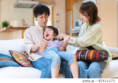 おうちで仲良く過ごす家族 おうちで仲良く過ごす家族 82411171