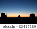 モニュメントバレーの朝焼け 82412189