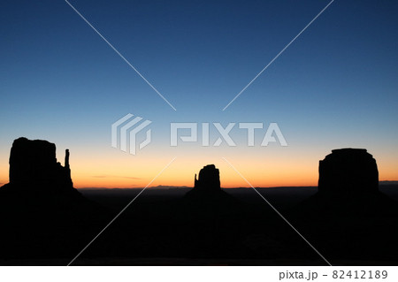 モニュメントバレーの朝焼け モニュメントバレーの朝焼け 82412189