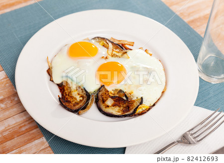 Appetizing fried eggs made with eggplants 82412693