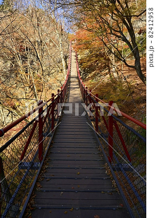 紅葉の木々と小中大滝への遊歩道にある袈裟かけ橋 紅葉の木々と小中大滝への遊歩道にある袈裟かけ橋 82412958