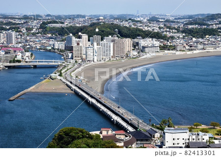 神奈川県藤沢市 江の島弁天橋と片瀬海岸東浜と片瀬の町並み(江の島展望灯台シーキャンドルからの眺望) 神奈川県藤沢市 江の島弁天橋と片瀬海岸東浜と片瀬の町並み(江の島展望灯台シーキャンドルからの眺望) 82413301
