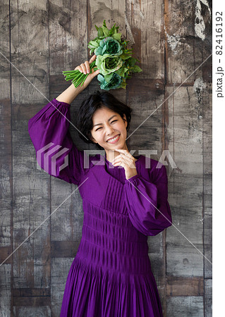 花束を持つ若い女性のポートレート 82416192