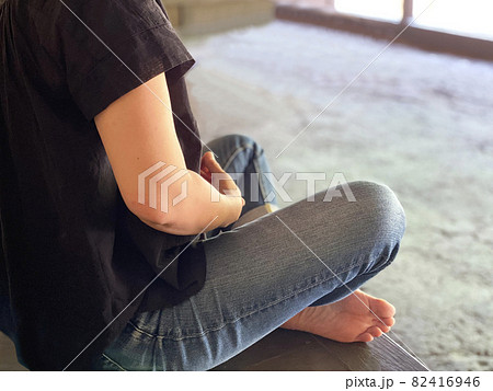 縁側で坐禅を組む女性の下半身 縁側で坐禅を組む女性の下半身 82416946