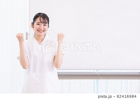 看護師とホワイトボード（ガッツポーズ） 82416984