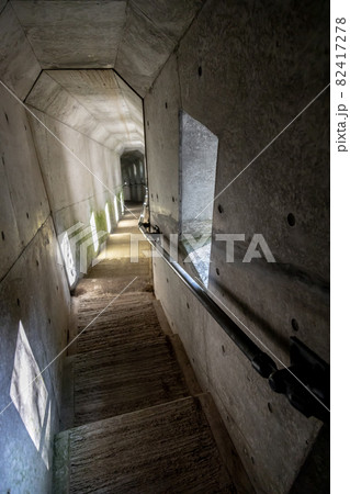 鹿児島県霧島市の千里ヶ滝に至る風景　暗いトンネルと遊歩道 82417278