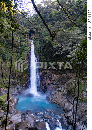 鹿児島県霧島市の千里ヶ滝　青い水が流れる霧島川の滝 82417514