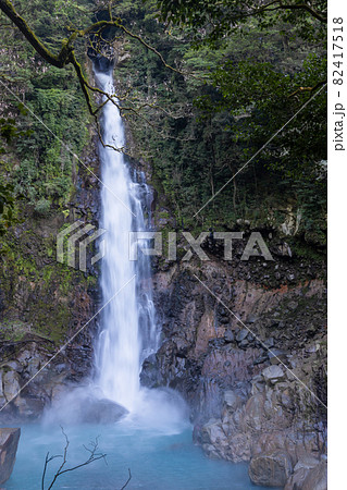 鹿児島県霧島市の千里ヶ滝　青い水が流れる霧島川の滝 82417518