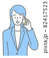 スマホで話す、スーツを着た若い女性の上半身（色付き） 82417523