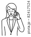 スマホで話す、スーツを着た若い女性の上半身（線） 82417524