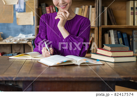 勉強する女性 勉強する女性 82417574