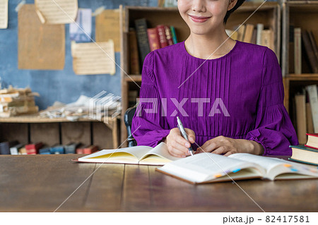 勉強する女性 82417581