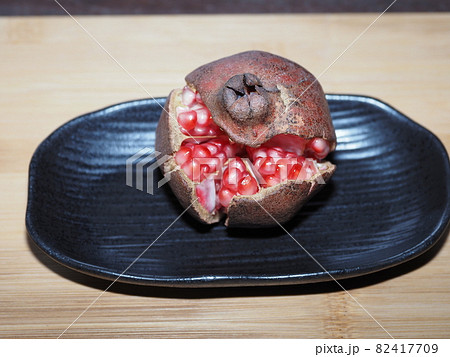 秋の実　ザクロ 82417709