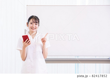 看護師とホワイトボード（スマホ） 82417852