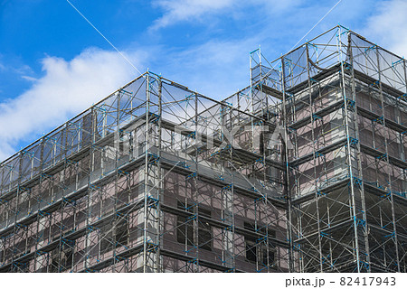 青空と大規模修繕工事 82417943