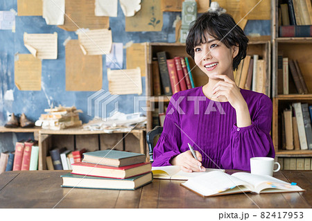 勉強する若い女性 勉強する若い女性 82417953