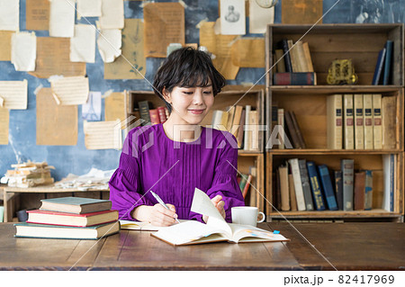 勉強する若い女性 82417969