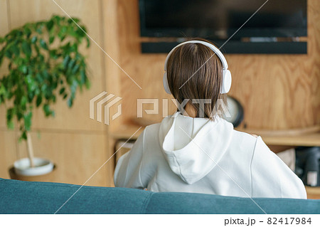 ヘッドホンをした女性 ヘッドホンをした女性 82417984