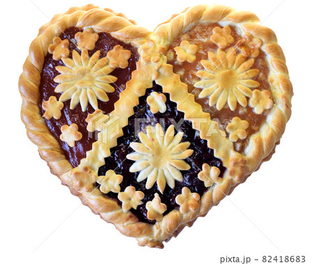 Heart-shaped baked pie with fruit filling isolated Heart-shaped baked pie with fruit filling isolated 82418683