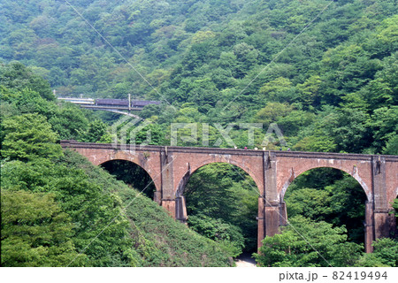 碓氷峠をゆくEF63重連+あさま号　めがね橋 82419494
