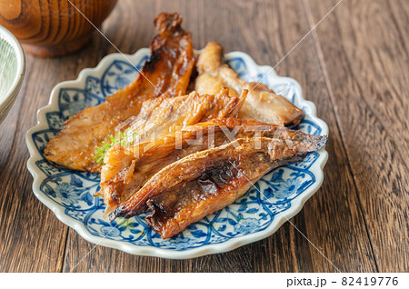 ブリのあらの塩焼き ブリのあらの塩焼き 82419776