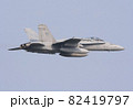 晴天の青空を飛行する在日米海兵隊のF-18Cホーネット戦闘攻撃機 82419797
