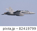 晴天の青空を飛行する在日米海兵隊のF-18Cホーネット戦闘攻撃機 82419799