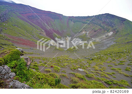 高千穂峰の御鉢の火口 高千穂峰の御鉢の火口 82420169