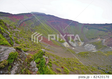 高千穂峰の御鉢の火口 高千穂峰の御鉢の火口 82420170