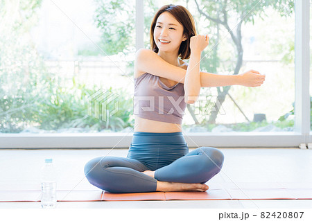 フィットネス　女性 82420807