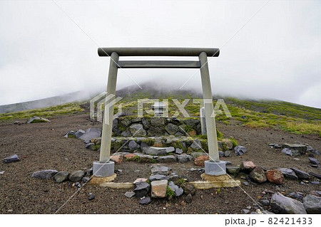 高千穂峰霧島神宮の元宮と鳥居 高千穂峰霧島神宮の元宮と鳥居 82421433