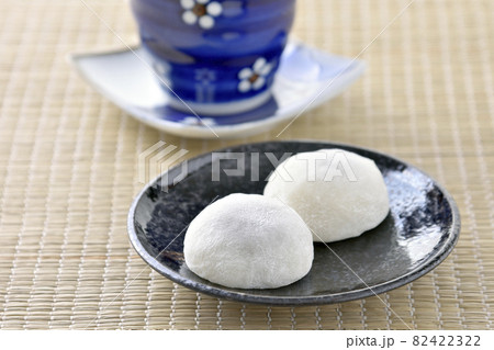 ゴザの上に大福餅と湯呑みでお茶の時間 82422322
