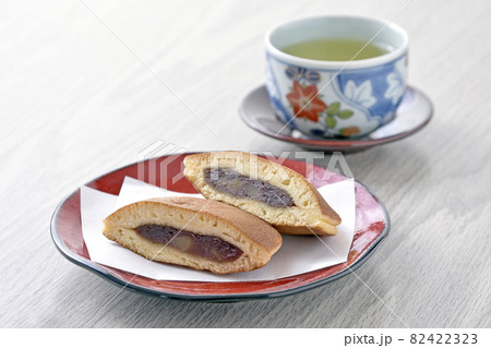 木目テーブルに栗入り餡のどら焼きと日本茶 木目テーブルに栗入り餡のどら焼きと日本茶 82422323