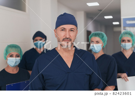 orthopedic doctor working together with his multiethnic team orthopedic doctor working together with his multiethnic team 82423601
