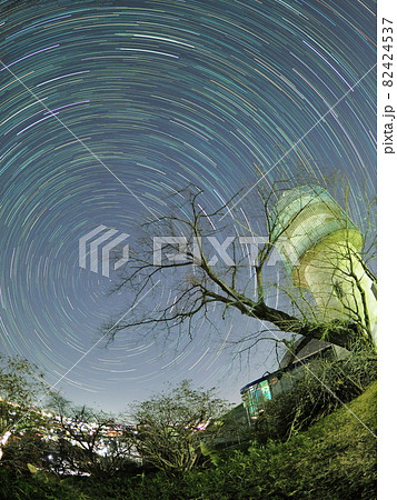 天文台と北空のグルグル(縦) 天文台と北空のグルグル(縦) 82424537
