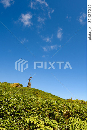 谷川岳のケルンと快晴の空 谷川岳のケルンと快晴の空 82427019