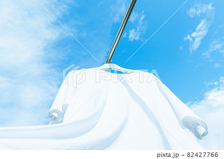 洗濯した白いTシャツと青空 洗濯した白いTシャツと青空 82427766