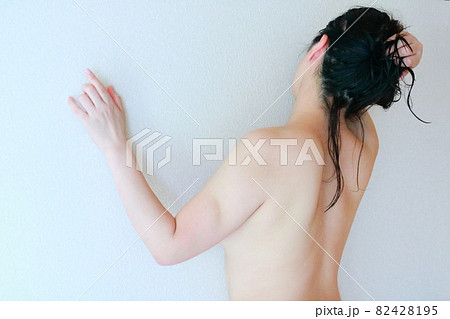 女性ヌード後ろ姿背中 82428195