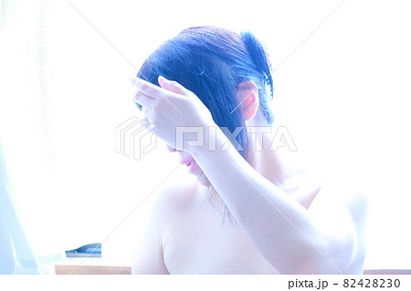 髪をいじる女性 髪をいじる女性 82428230