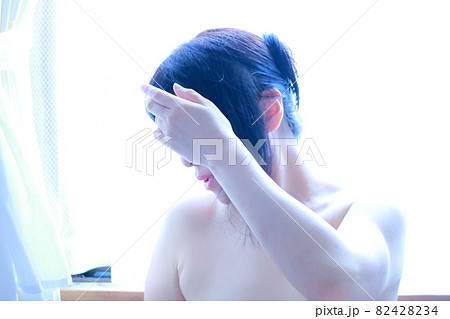 髪をいじる女性 82428234