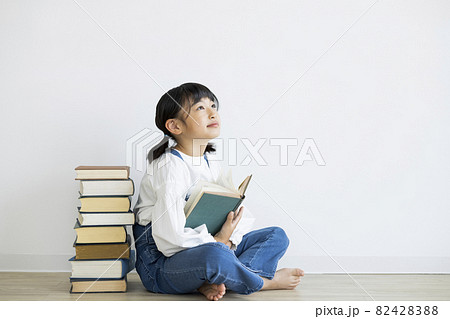 本と女の子 本と女の子 82428388