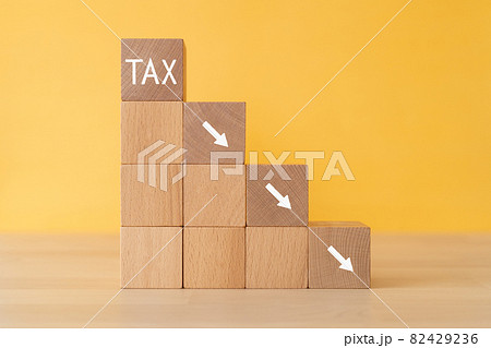 「TAX」と矢印が書かれた積み木 82429236