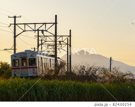黄昏の弘南鉄道大鰐線と岩木山 82430254