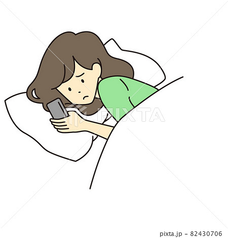 スマホを見る女性 82430706