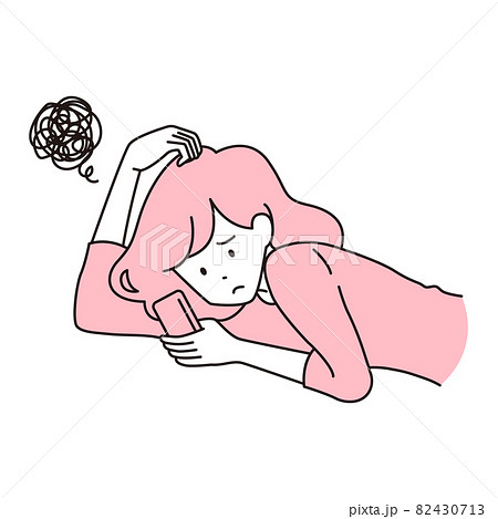 スマホを見る女性 スマホを見る女性 82430713