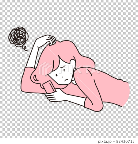 スマホを見る女性 スマホを見る女性 82430713